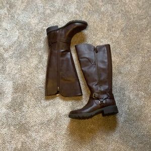 Really nice guess boots dark rich brown color